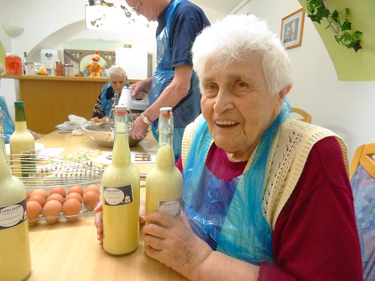 Eine Bewohnerin des AWO Pflegeheims in Gräfenthal freut sich über den Eierlikör aus eigener Herstellung.