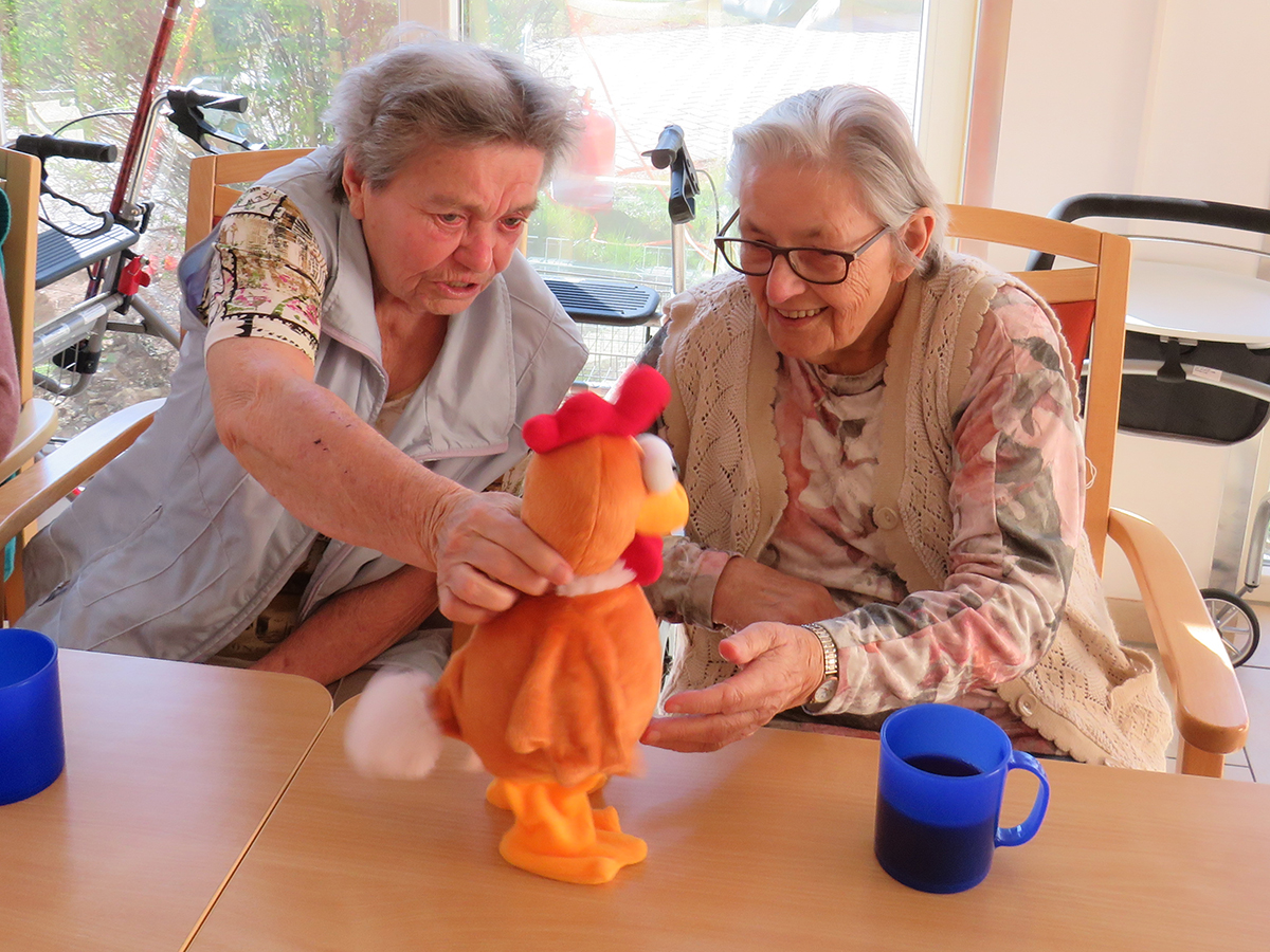 Die Senioren aus dem AWO Pflegeheim in Römhild mit Plüschhuhn Martha.