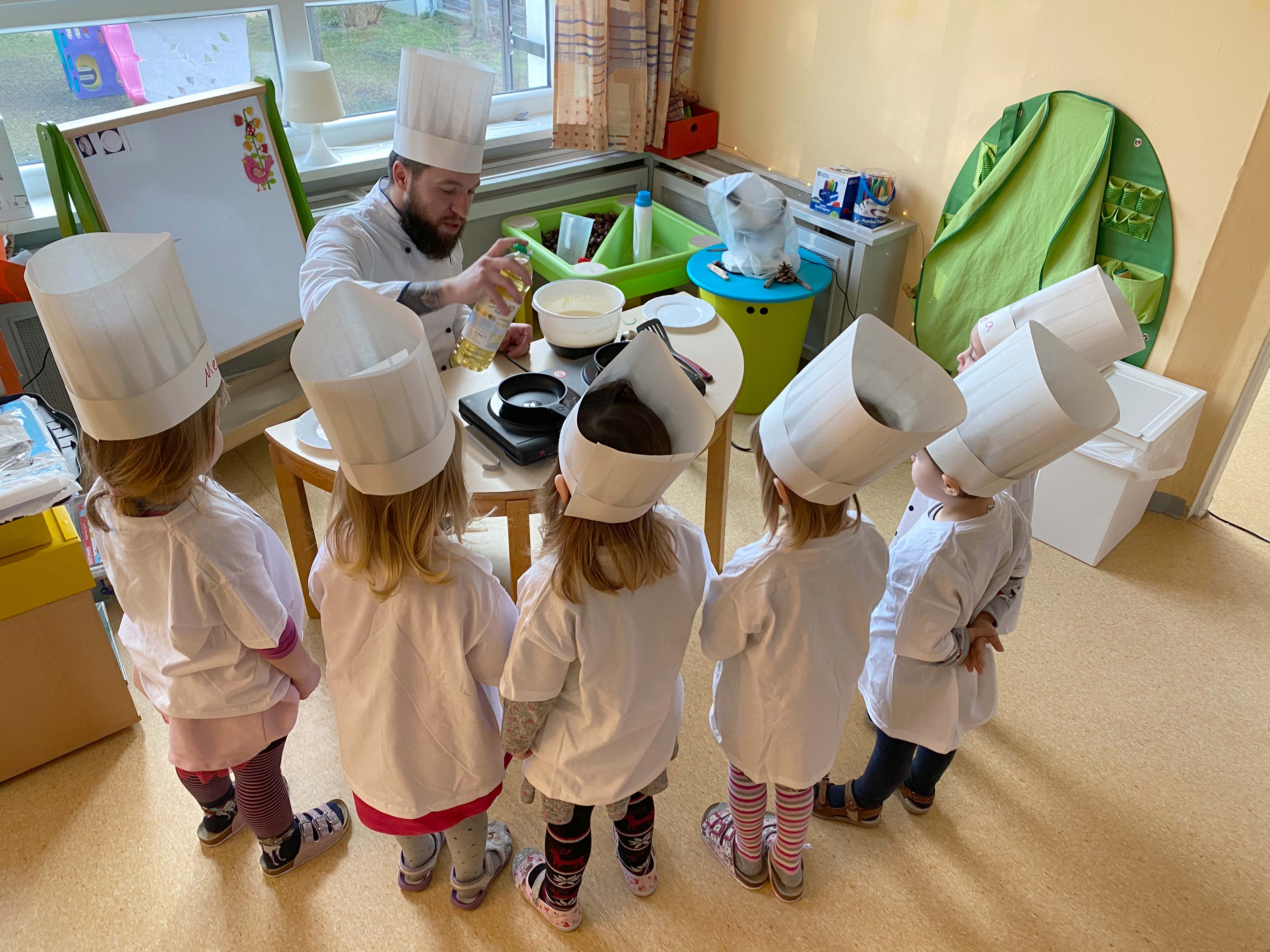 Sven Scherre bereitete mit den Kindern des AWO-Kindergartens "Benjamin Blümchen" Eierkuchen zu.